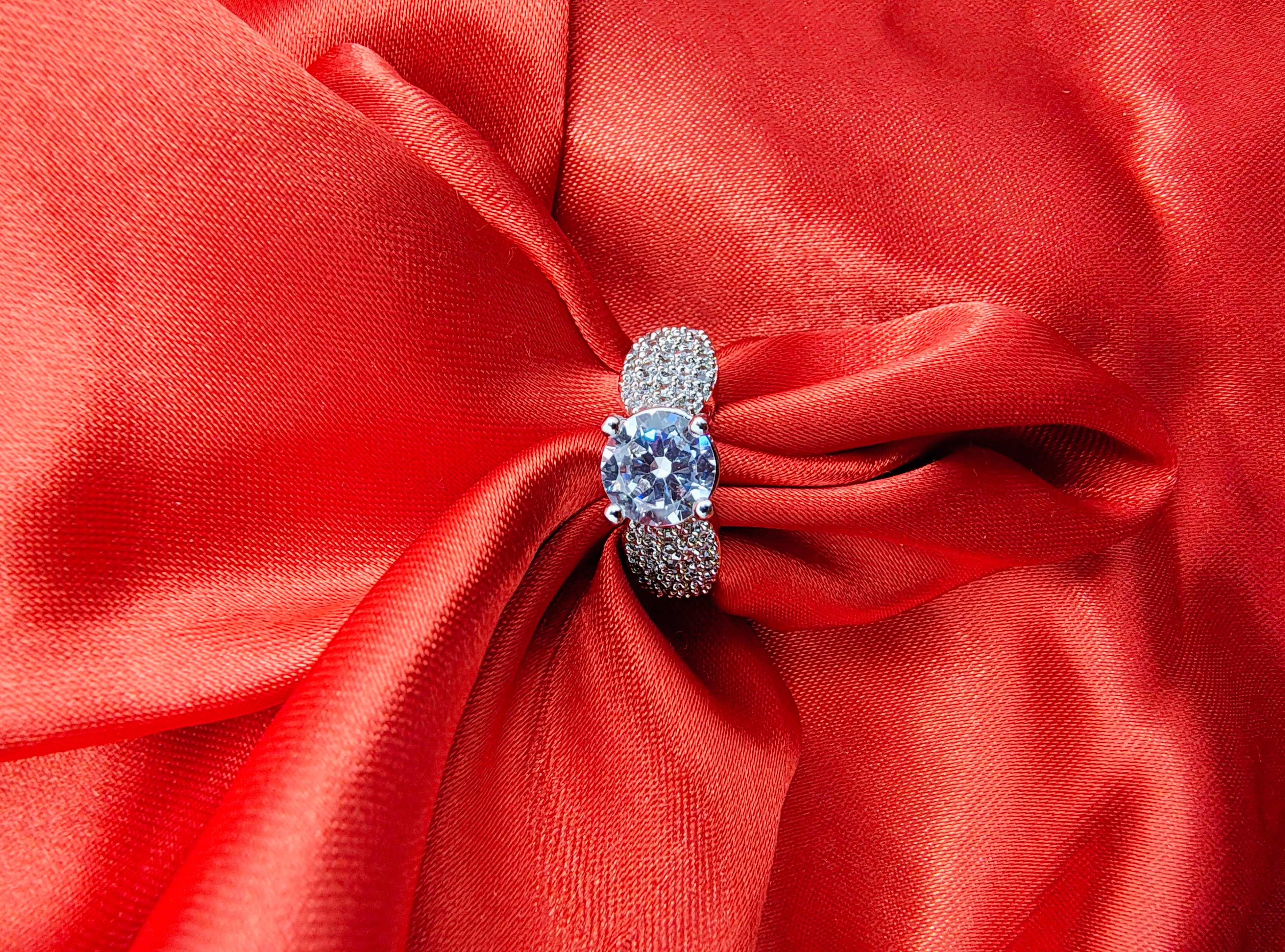 Prestige Halo Signature Ring